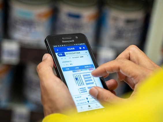 コーナン商事のハンディターミナル使用画像