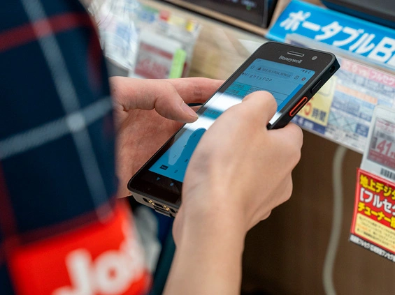 上新電機のハンディターミナル使用画像