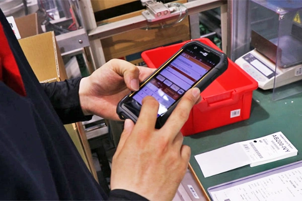 ヘラマンタイトンのハンディターミナル使用画像